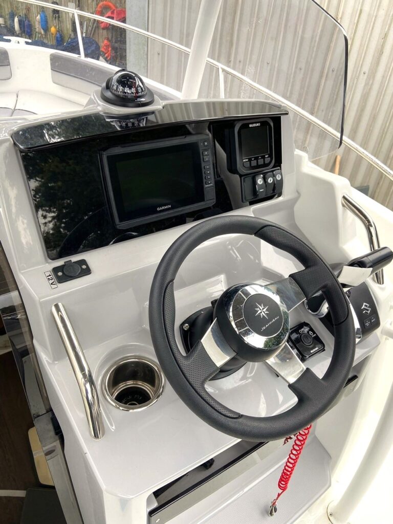 Jeanneau CAP CAMARAT 6.5 CC NEW Suzuki DF200! - Image 9